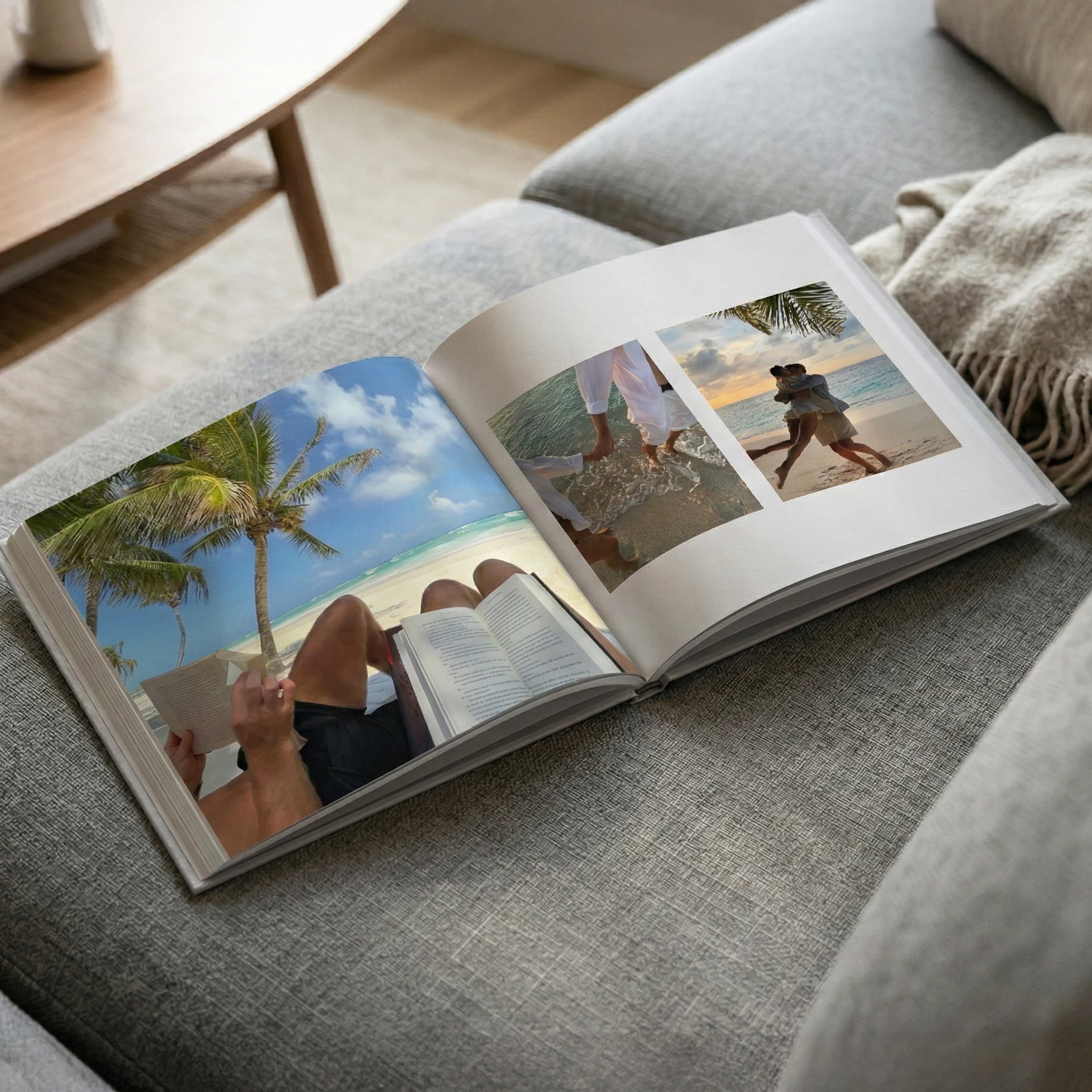 Geöffnetes klikkie Fotobuch mit einer gedruckten Doppelseite