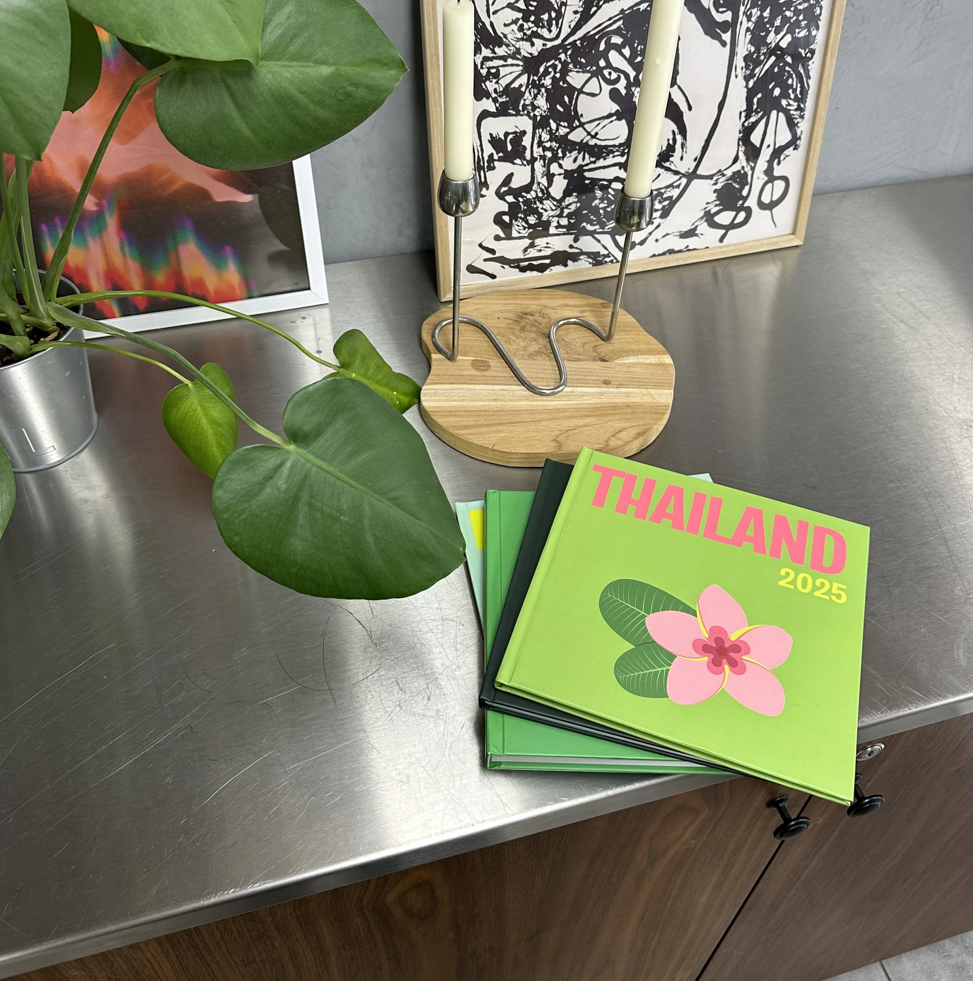 klikkie Fotobuch auf einem Couchtisch
