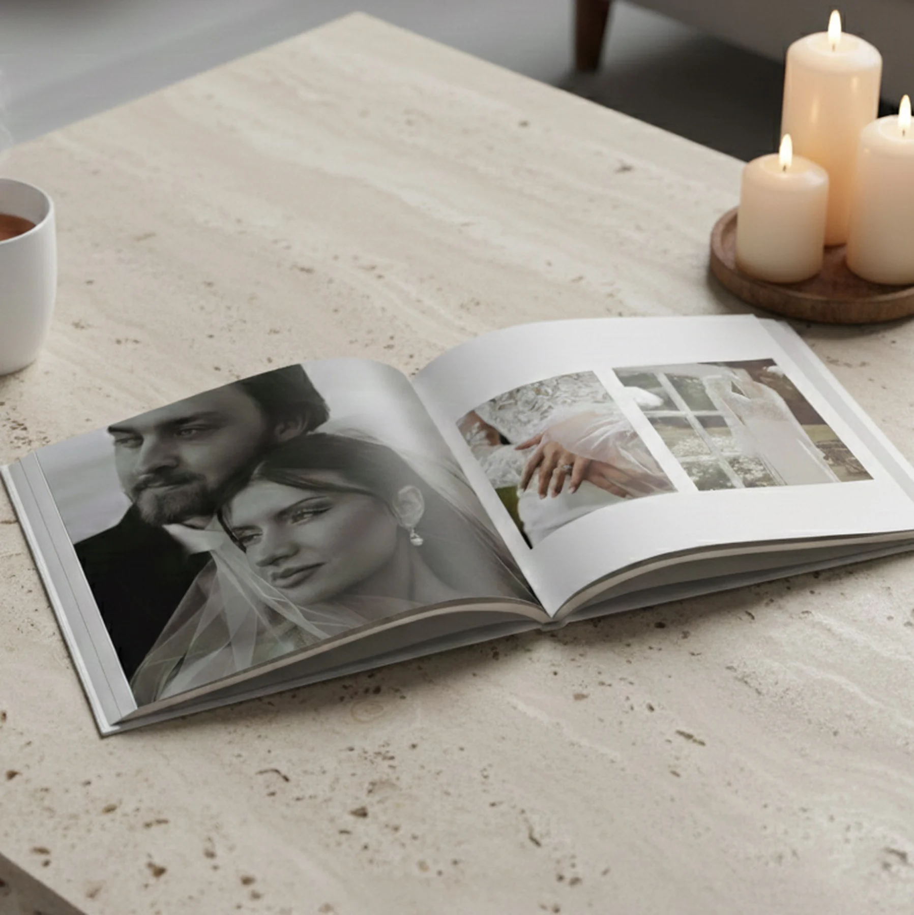 Geöffnetes klikkie Fotobuch mit einer gedruckten Doppelseite