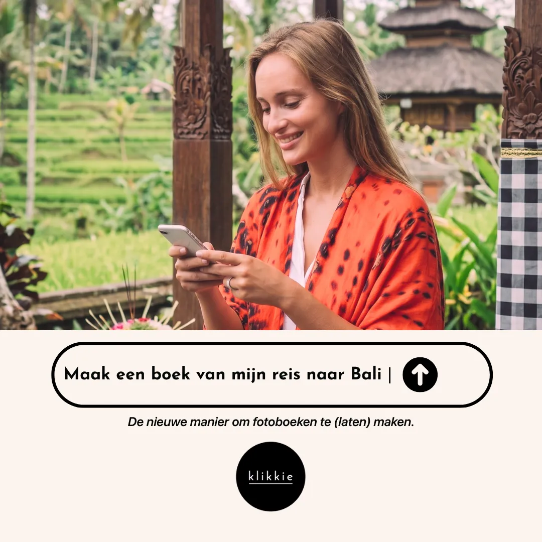 Jemand erstellt mit klikkie ein Fotobuch von einer Reise nach Bali auf dem Handy