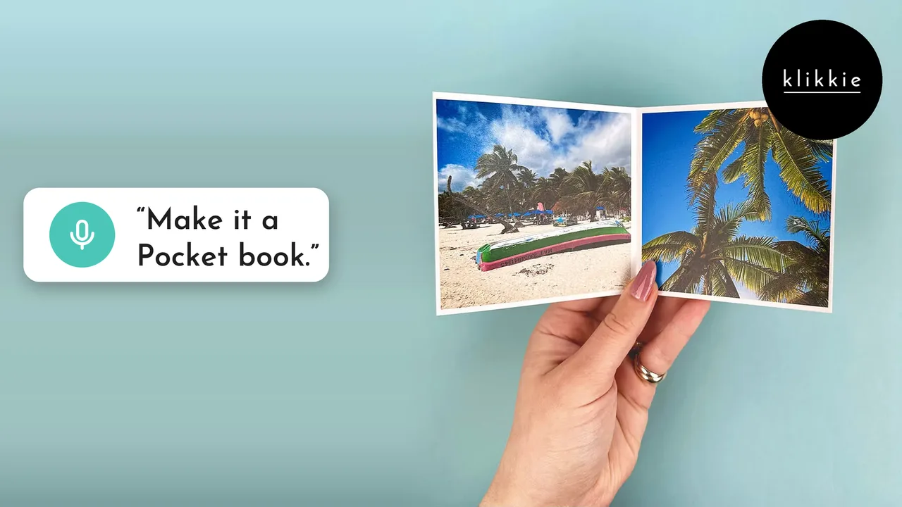 Eine Hand hält ein kleines aufgeschlagenes klikkie Pocket-Fotobuch mit Strandfotos, mit den Worten „Make it a Pocket book.“