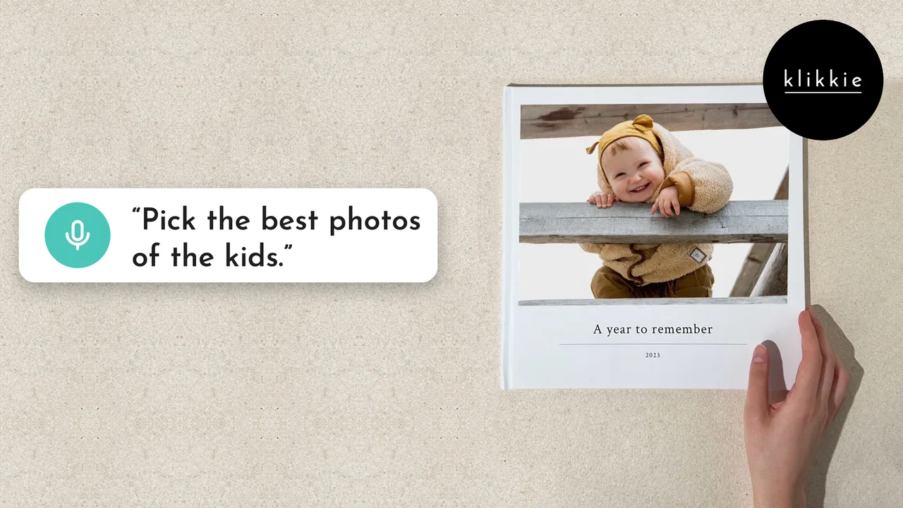 Eine Hand an einem klikkie Large-Fotobuch mit einem lachenden Baby und „A year to remember“ auf dem Cover, mit den Worten „Pick the best photos of the kids.“