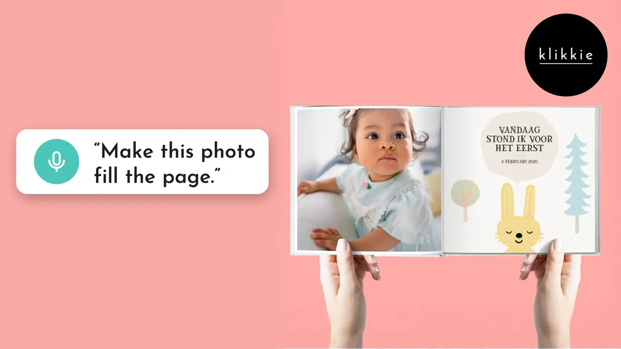 Hände halten ein aufgeschlagenes klikkie Fotobuch, in dem ein Babyfoto die ganze linke Seite füllt, mit den Worten „Make this photo fill the page.“