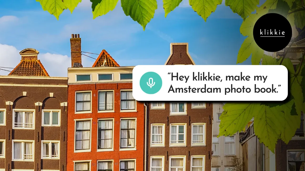 Amsterdamer Grachtenhäuser mit dem Text „Hey klikkie, make my Amsterdam photo book.“
