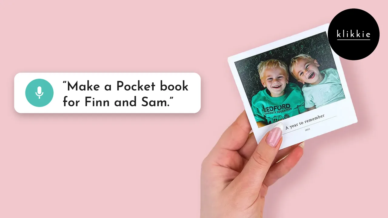 Fotobuch für Kinder: eine Hand hält ein kleines klikkie Pocket-Fotobuch mit zwei lachenden Jungen auf dem Cover, mit einer Sprechblase: mach ein Pocket-Buch für Finn und Sam