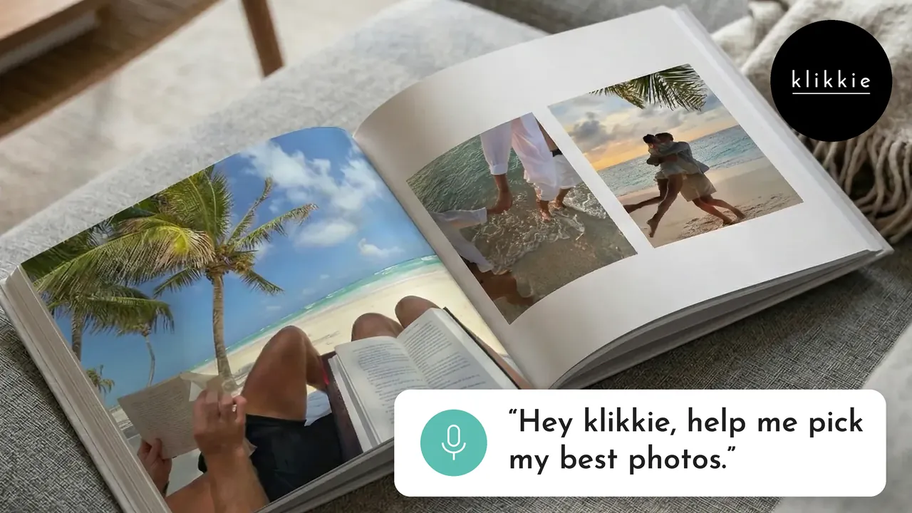 Ein aufgeschlagenes klikkie Fotobuch mit Strandfotos auf dem Sofa, mit dem Text „Hey klikkie, help me pick my best photos.“