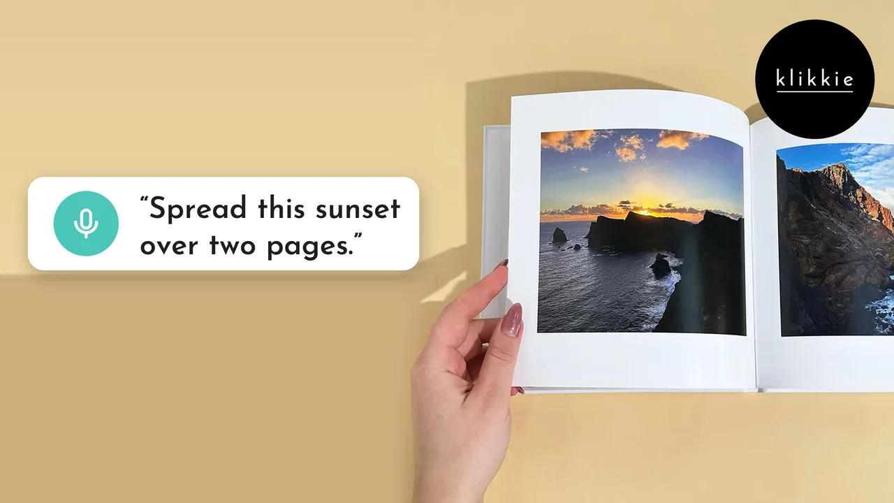 Eine Hand hält ein aufgeschlagenes klikkie Fotobuch mit einem Sonnenuntergang über dem Meer, mit den Worten „Spread this sunset over two pages.“