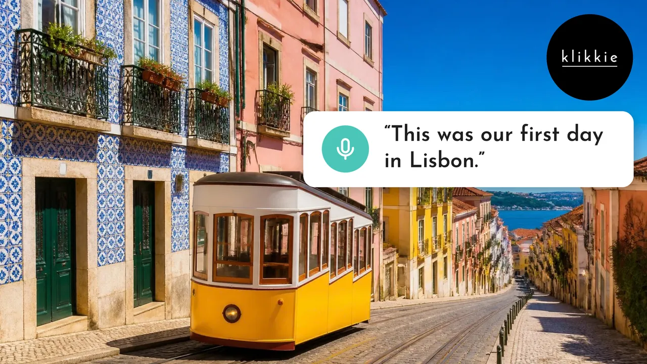 Eine gelbe Straßenbahn in einer sonnigen Straße in Lissabon, mit dem Text „This was our first day in Lisbon.“