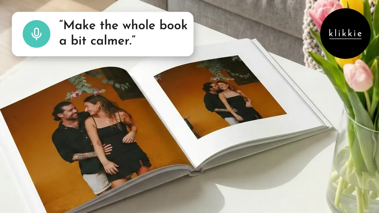 Ein aufgeschlagenes klikkie Fotobuch auf einem Couchtisch mit Tulpen, mit dem Text „Make the whole book a bit calmer.“