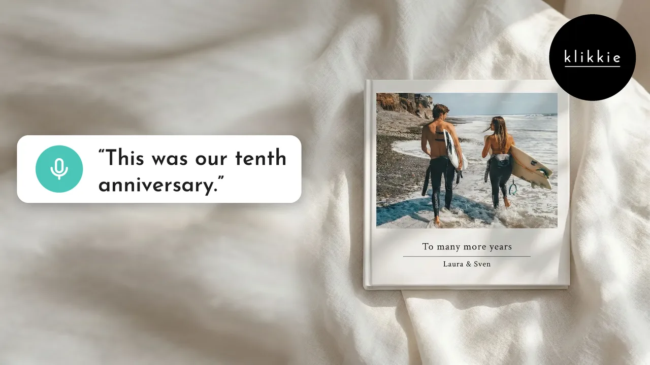 Ein klikkie Fotobuch mit einem Paar am Strand und „To many more years“ auf dem Cover, mit den Worten „This was our tenth anniversary.“