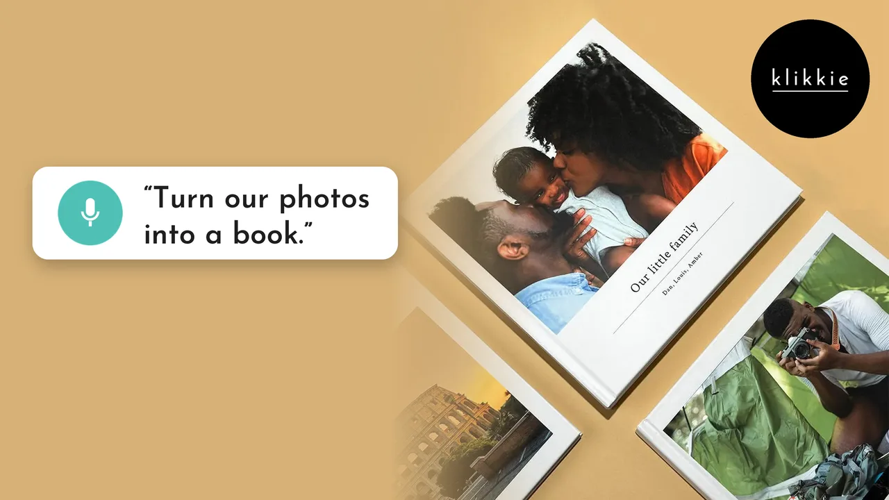 Ein klikkie-Fotobuch aus Familienfotos vom Handy, mit einer Sprechblase: mach aus unseren Fotos ein Buch